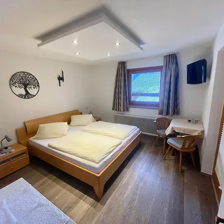 לינה וארוחת בוקר Haus Groeblacher 3*